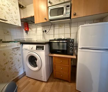 Studio Flat with seperate kitchen ideal for working couple-High Roa... - Photo 4