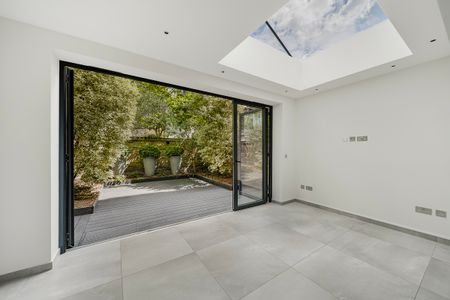 A light-filled five-storey townhouse with a roof terrace - Photo 4