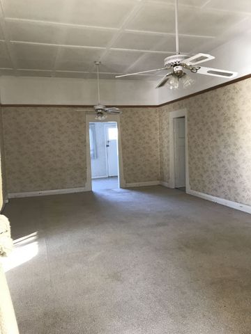 Conveniently located character home - walk to PA Hospital & public transport - Photo 2