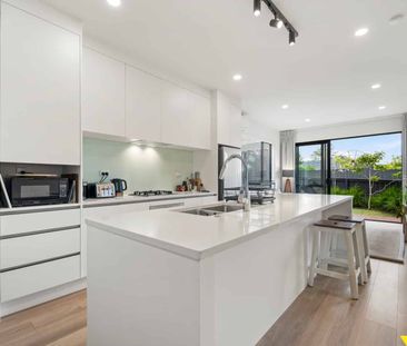 Modern Living in the Heart of Te Atatu South - Photo 1