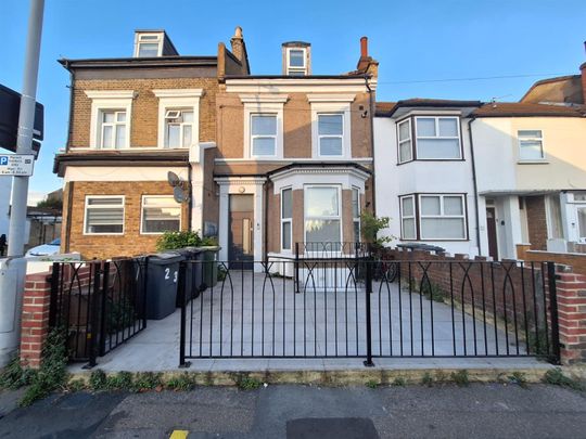 Langthorne, Leytonstone E11, London - Photo 1