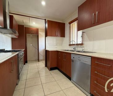Spacious Home with Pool Moments from Liverpool CBD&excl; - Photo 3