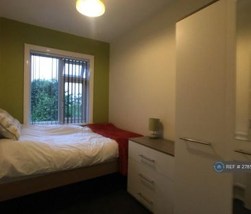 1 bedroom in a house share to rent - Photo 2