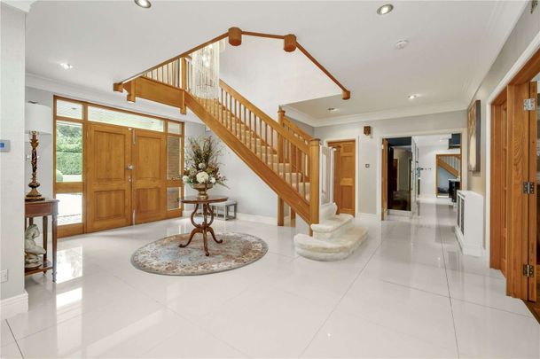 Lovely family home surrounded by beautifully landscaped gardens on the exclusive St George's Hill estate. - Photo 1