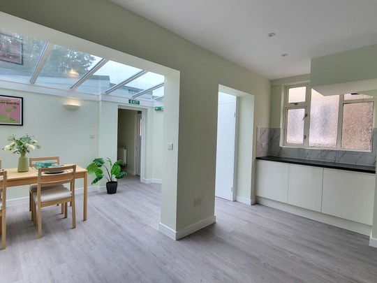 The Drive Room 3 - Photo 1