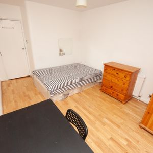 Spacious bedroom with a private bathroom - Photo 2