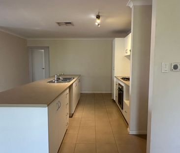 Fall in love with this stunning 4 bedroom 2 bathroom home. - Photo 6