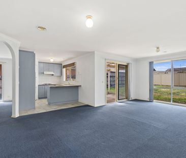 Spacious and Light-Filled Home in Mill Park - Photo 2