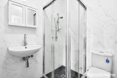 Spacious Home - Photo 3