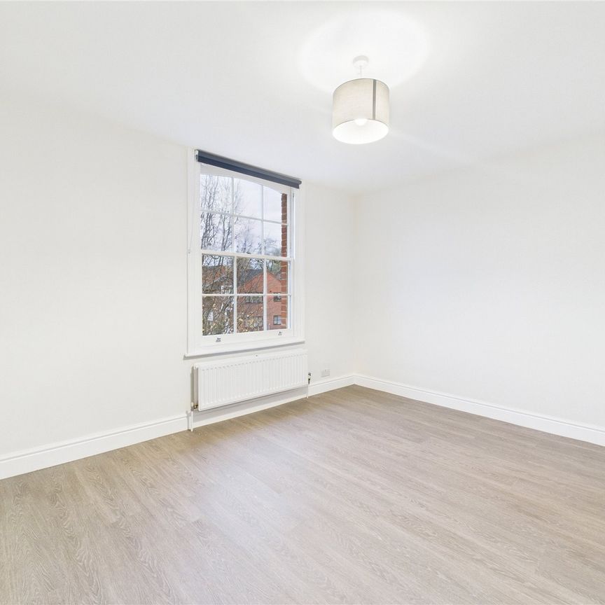 High Street, Crowthorne High Street, Crowthorne - Photo 2