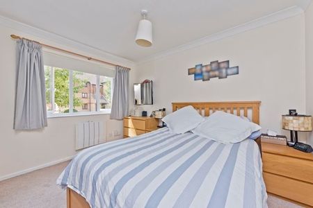 2 Bed Flat, Shelley Way, SW19 - Photo 2