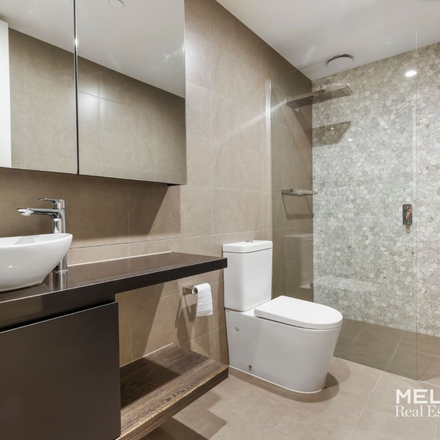STYLISH GROUND-FLOOR APARTMENT WITH COURTYARD ACCESS - Photo 1