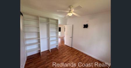 Beautiful 2 Bedroom Property With Water Glimpses - Photo 5