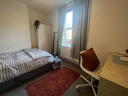 3 bedroom flat to rent - Photo 3