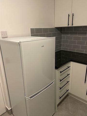 2 Bed Flat, Greenslade Road, IG11 - Photo 3