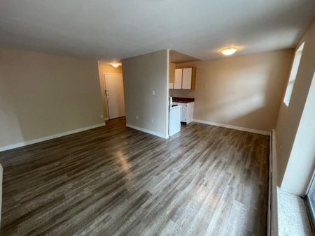 Commodore Apartments - Photo 3