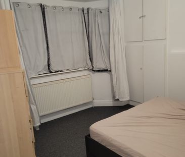 Room in a Shared House, Springfield Drive, IG2 - Photo 2