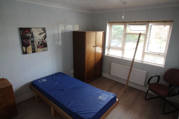 3 bed flat to rent in Field Court, Almond Way - Photo 1