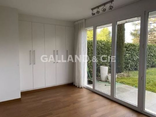 Appartement moderne de 5½ pièces avec jardin, cheminée et cave à vin - Photo 1