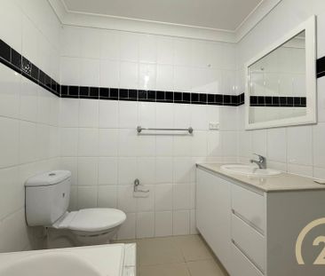 Newly Renovated 3 Bedroom Duplex! - Photo 3