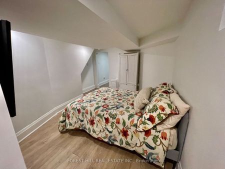 Semi-Detached Home For Lease | W8093032 - Photo 4