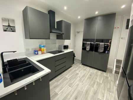 1 bedroom in a house share to rent - Photo 3