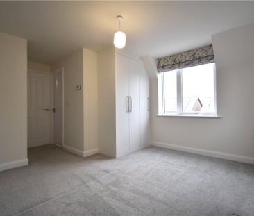 Well presented 4 bedroom townhouse to rent situated just to the Nor... - Photo 5