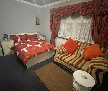 Room in a Shared House, The Drive, IG1 - Photo 4