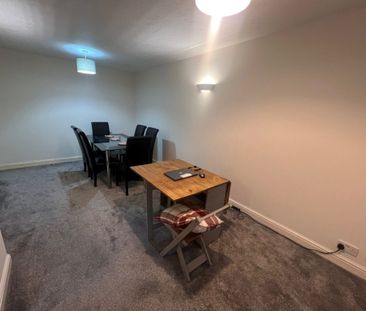 2 Bedroom Flat / Apartment - High Street, West End - Photo 1