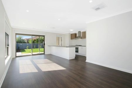 Townhouse close to centre of town! - Photo 2