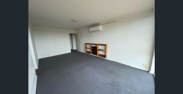 TOP FLOOR APARTMENT WITH PANORAMIC VIEWS - Photo 1