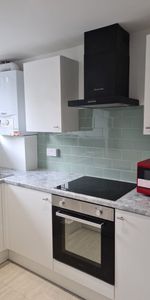 5 Bed Maisonette, Bletchley Court, N1 - Photo 3