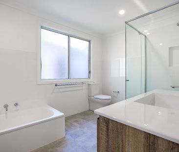 RENOVATED DELIGHT - SPACIOUS FAMILY HOME IN PRIME LAKESIDE LOCATION - Photo 5