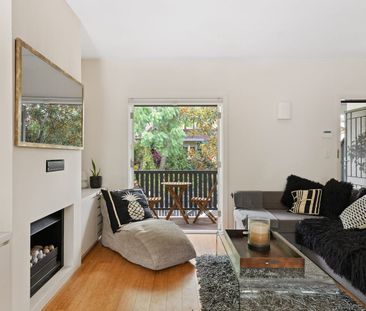 Renovated peninsula townhouse between village & harbour - Photo 1