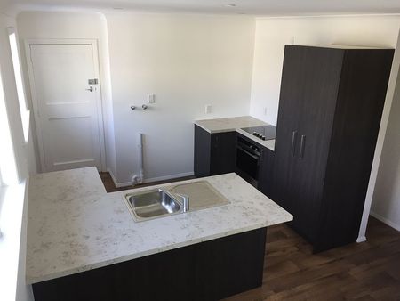 2 bedroom townhouse -suit professional couple. - Photo 4