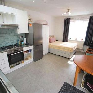 St James Gardens, Wembley, Middlesex, HA0 - Photo 2