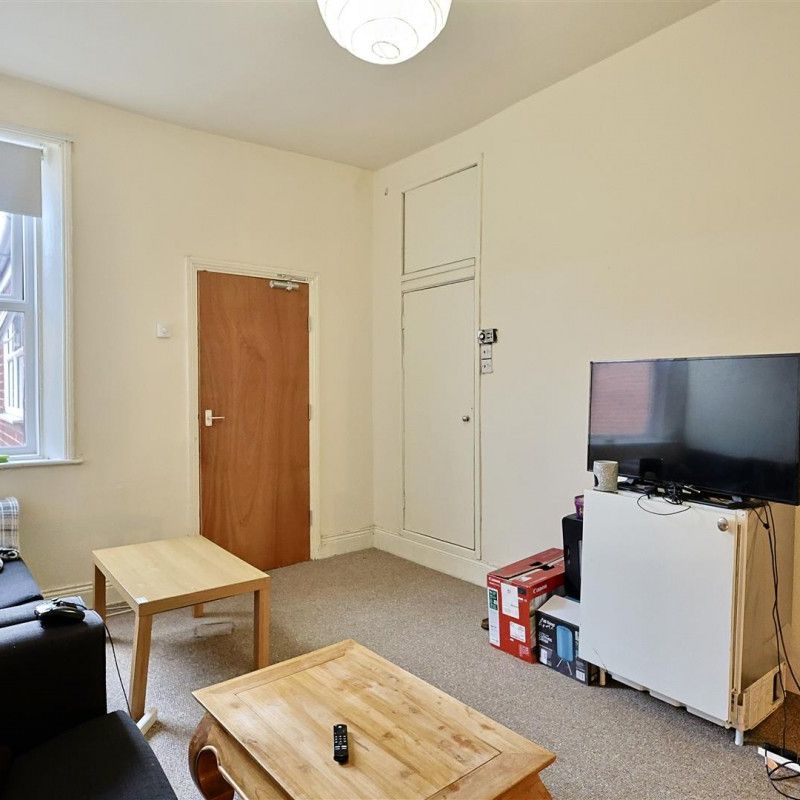3 bedroom Student Flat to rent in Warwick Street, Heaton, Newcastle Upon Tyne, Ne6 - Photo 1
