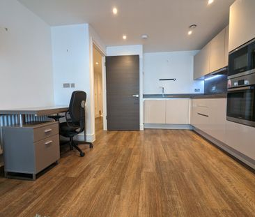 Dockside flat close to Canada Water Station - Photo 4