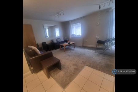 1 bedroom in a flat share to rent - Photo 4