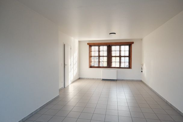 Vernieuwde rijwoning met tuin en grote garage - Photo 1