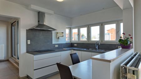 Lichtrijk appartement met panoramisch uitzicht op de Markt van Eeklo! - Photo 5