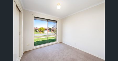 CHARMING 2-BEDROOM TOWNHOUSE IN PRIME SHEPPARTON LOCATION - Photo 4