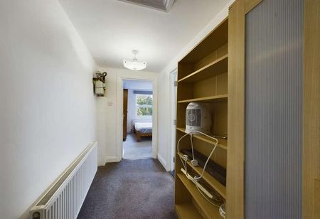 Top Floor Flat, Disraeli Road, London, SW15 - Photo 4