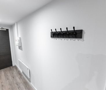Studio Flat, Low Hill, L6 - Photo 4