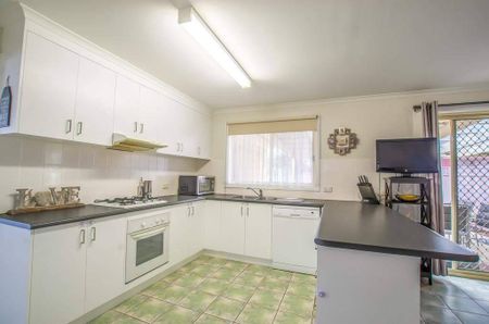 Neat as a pin - Photo 5