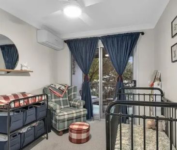 Spacious 4-Bedroom Townhouse with Private Courtyard! - Photo 2