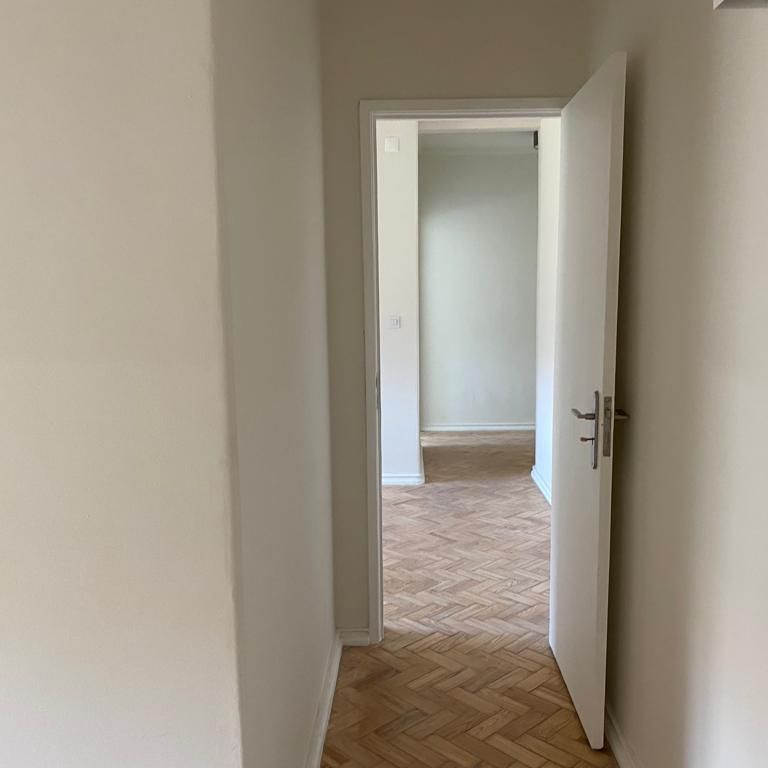 Excellent opportunity to rent a fully renovated 2 bedroom flat, like new, on Estrada de Benfica / next to the side wall of the Lisbon Zoo. - Photo 1