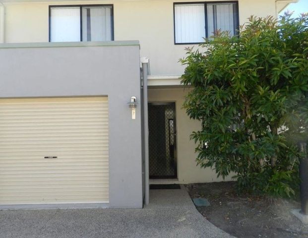 :: You will kick yourself if you miss this fantastic 3 bedroom spacious, executive style townhouse - Photo 1