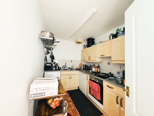 Room in a Shared Flat, Winnipeg Quay, M50 - Photo 1