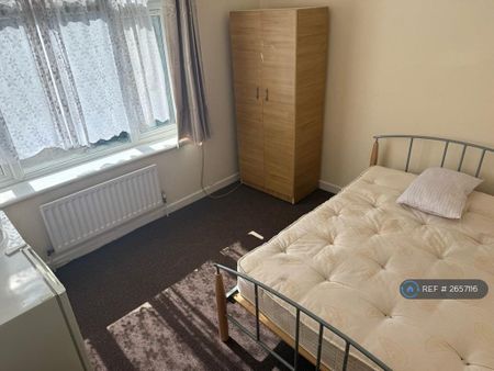 1 bedroom in a house share to rent - Photo 3